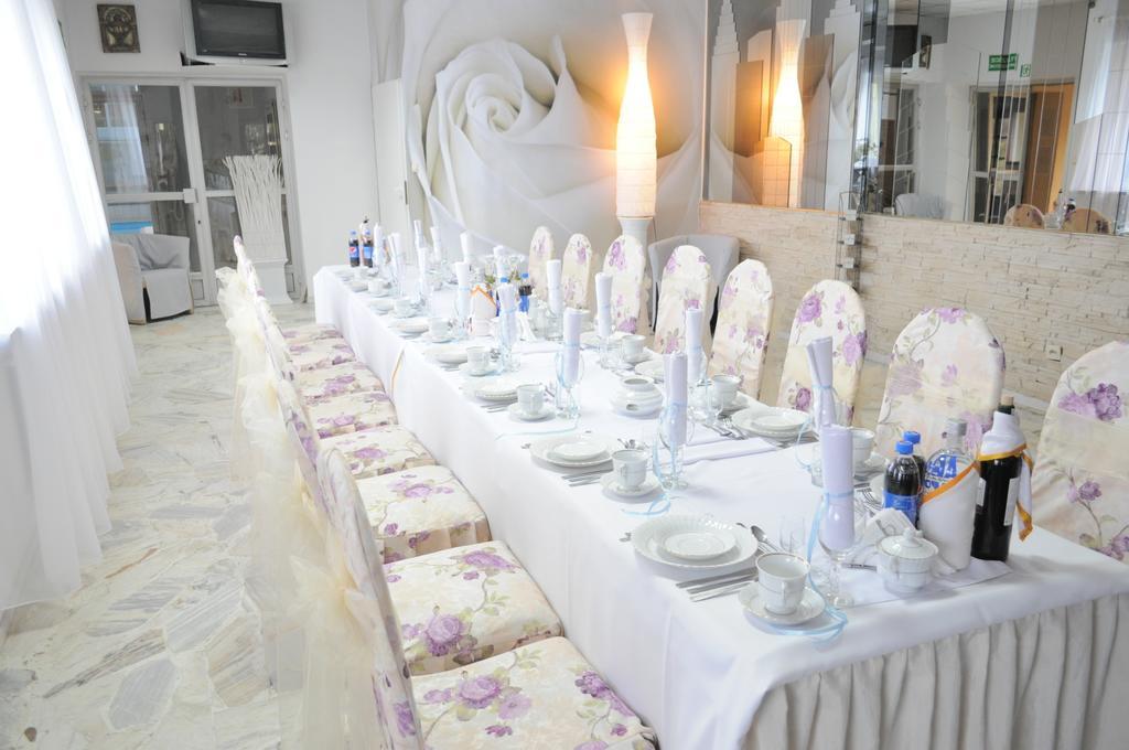 Acwador Hotel Pleszew Ngoại thất bức ảnh